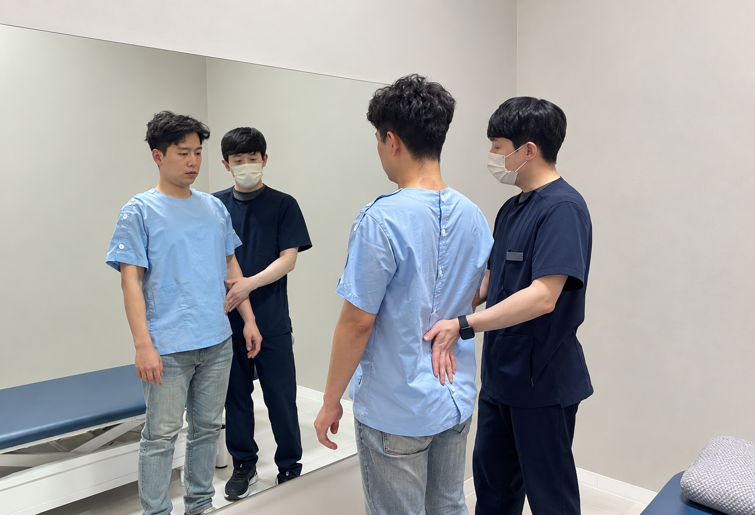 거울을 보며 상체 정렬과 좌우 자세 차이를 확인하는 장면