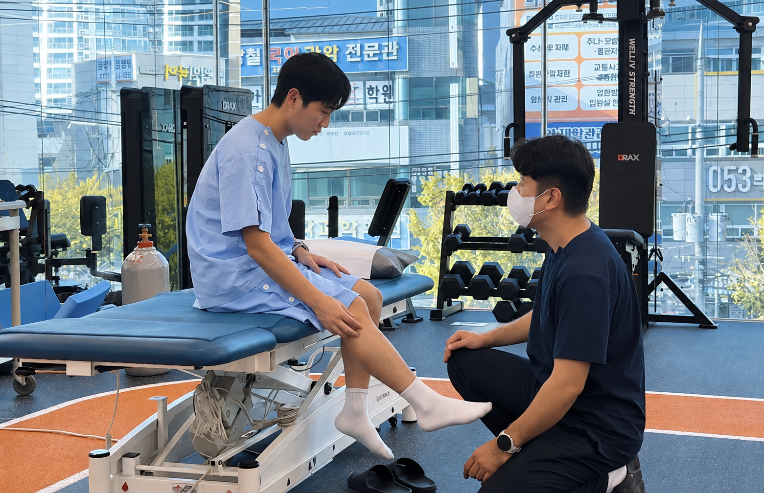 월성동 야간진료 중 재활 상담을 진행하는 제니스통증의학과 치료실